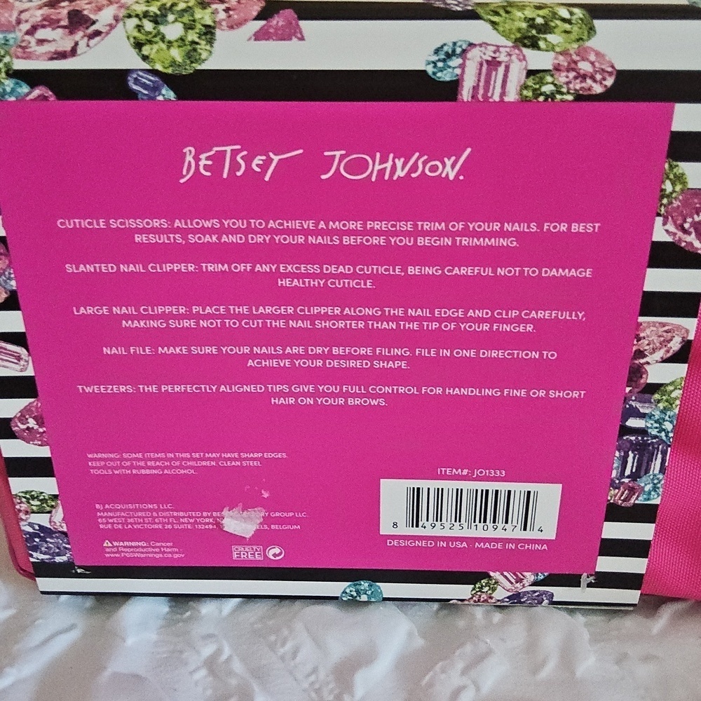 BETSEY JOHNSON TRAVEL GROOMING COLLECTION - Picture 2 of 4